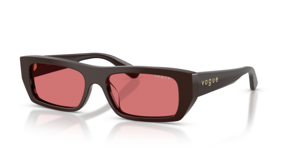 Óculos de sol Vogue Eyewear VO5657SU, formato retangular, armação em acetato biobaseado marrom, lente vermelha