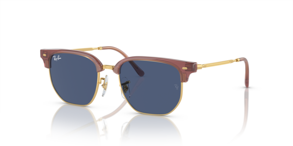 Óculos de sol Ray-Ban Junior New Clubmaster Kids RJ9116S, formato redondo, armação em nylon injetado opala rosa e dourado, lente azul escura