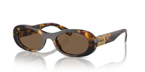 Óculos de sol Miu Miu Miu Glimpse MU06ZS, formato retangular, armação em acetato caramelo translúcido, lente marrom sólida