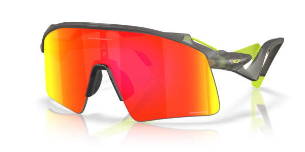 Óculos de sol Oakley Stunt Wing, formato retangular, armação em o-matter cinza fumê fosco, lente prizm ruby